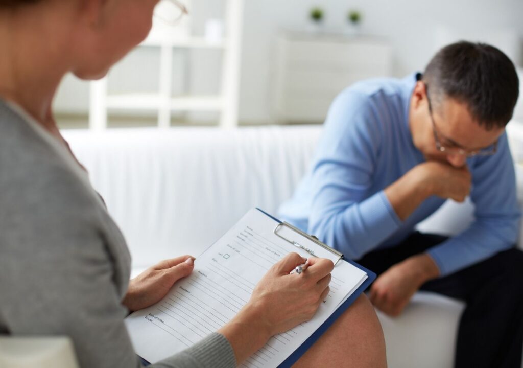 therapist practicing insight therapy to the client